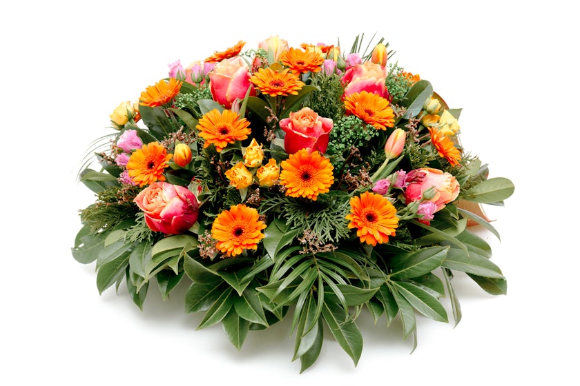 Livraison d'un coussin de fleurs orangé coussin fleurs livraison fleuriste enterrement livrer deuil deposer